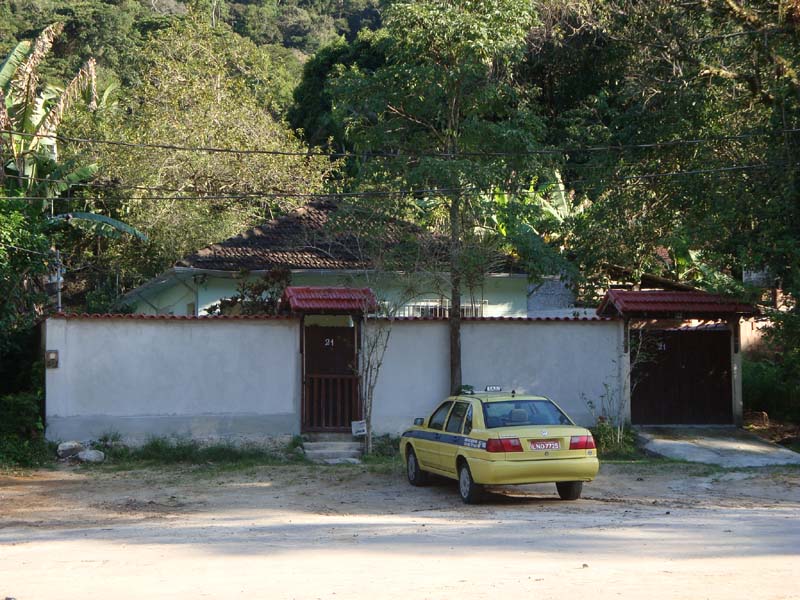 Há vários tipos de casas dentro do terreno cedido ao Instituto de Pesquisas. Algumas têm até muro. Foto: Divulgação JB