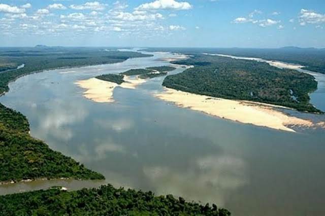  Belíssimas praias de areia branca aparecem a partir de julho no leito do Araguaia. foto: Margi Moss 