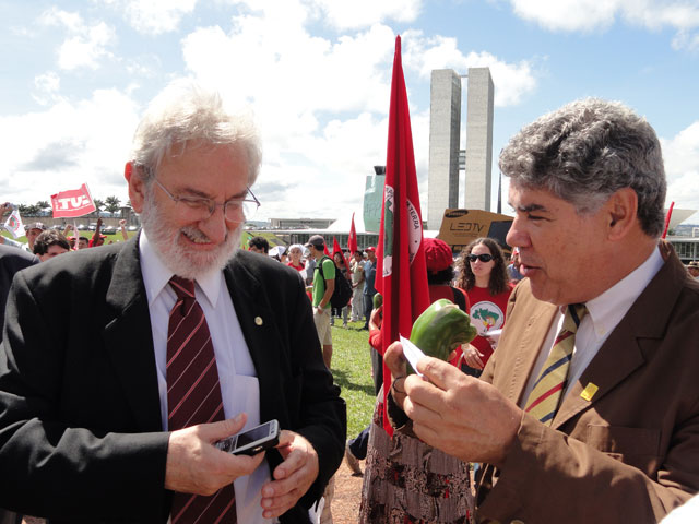 Deputados Ivan Valente e Chico Alencar do PSOL participaram da manifestação. Foto Nathalia Clark