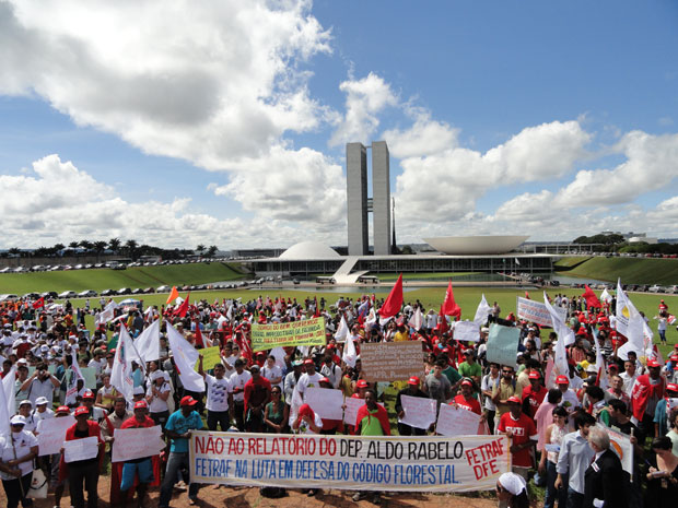 Manifestantes se concentram em frente ao Congresso Foto: Nathalia Clark