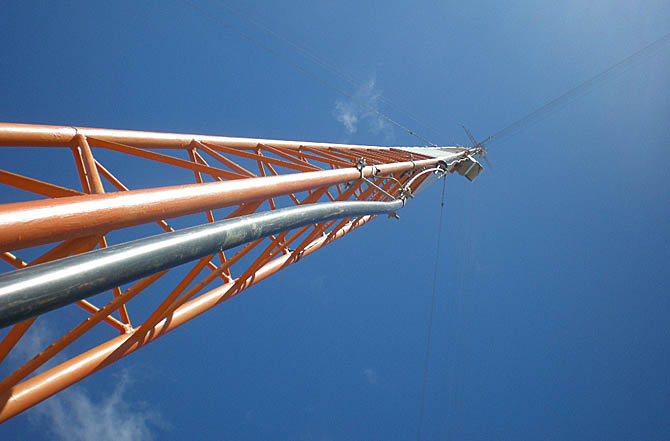 Torre de medição de ventos é o primeiro indício do interesse das empresas de energia pela instalação de parques eólicos de grande porte. (Foto: Celso Calheiros)