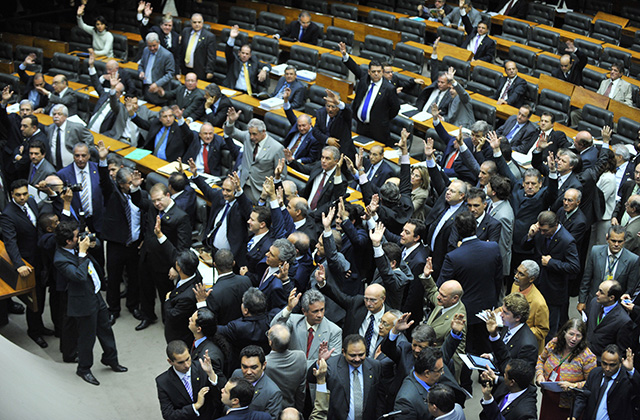 Deputados lotam o plenário para aprovar o relatório de Aldo Rebello sobre as mudanças do Código Florestal, em maio de 2011. Será que a cena se repetirá amanhã? Foto: Rodolfo Stuckert/Agência Câmara