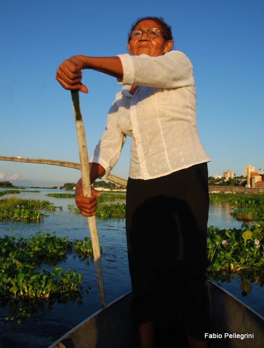 Desde criança, Catarina domina a prática de remar em pé na canoa.