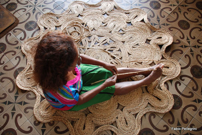 O tapete é a peça mais trabalhosa e valorizada. Suas formas imitam as folhas de aguapé que Catarina colhe no Rio