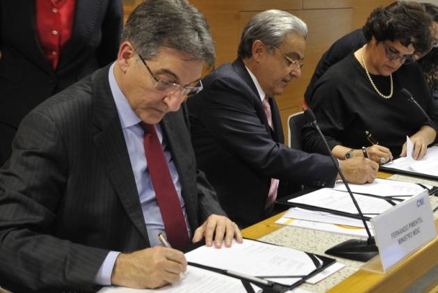 Da esquerda pra direita, ministro Fernando Pimentel, do MDIC, o presidente da CNI, Robson Braga de Andrade, e a ministra Izabella Teixeira, do Meio Ambiente, assinam acordo de cooperação técnica. Foto: Valter Campanato/ABr