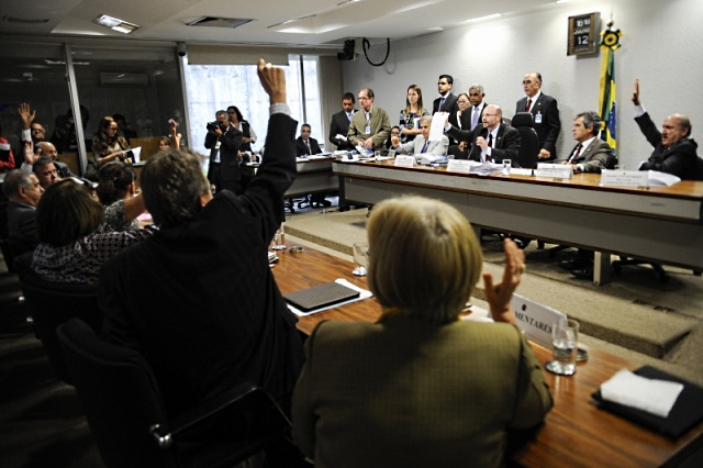 No dia 12/07, a comissão mista que analisa a Medida Provisória aprovou o relatório do senador Luiz Henrique sobre a matéria. Foto: Fabio Rodrigues Pozzebom/ABr