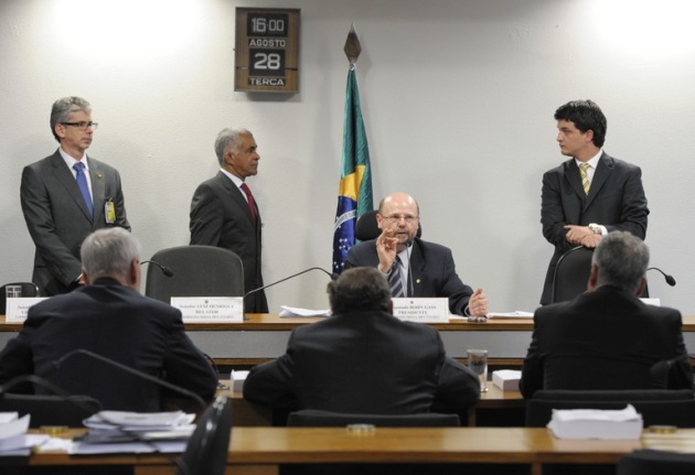Presidente da comissão mista, deputado Bohn Gass (centro), durante anuncio da decisão que iria suspender a votação por falta de acordo. Foto: Lia de Paula/Agência Senado