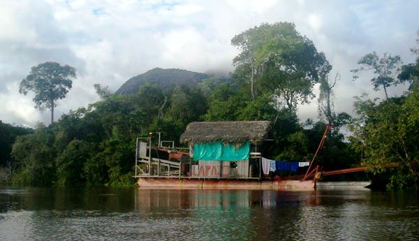 Balsa de mineração no rio Inidia. (Foto: Olga Chols) 