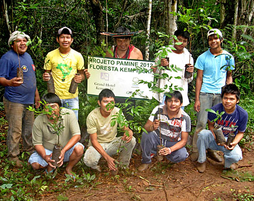 Suruís são reconhecidos internacionalmente por criar mecanismos financeiros de REDD e vender créditos de carbono. (Foto: Divulgação Metareilá/Povo Paiter-Surui)