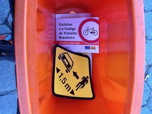 O código de trânsito brasileiro e o ciclista ficam apertados na mesma cesta. Foto: João Lacerda