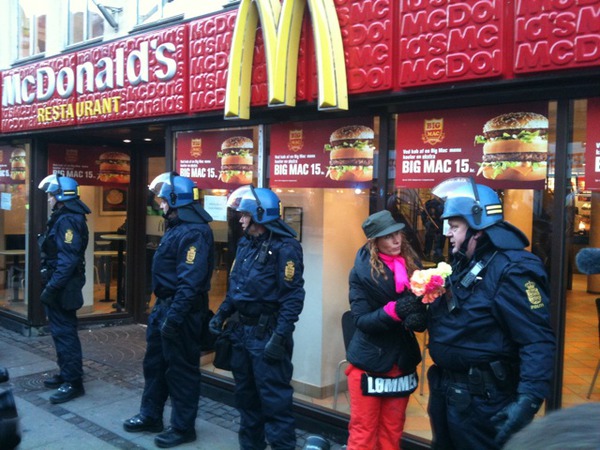 McDonald´s cujas janelas de vidro são sempre alvo de vândalos, foram protegidas (foto: Esben Christensen)