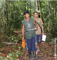 Treino dado aos ribeirinhos sobre monitoramento de fauna (foto: Angel aReese-Walkin)