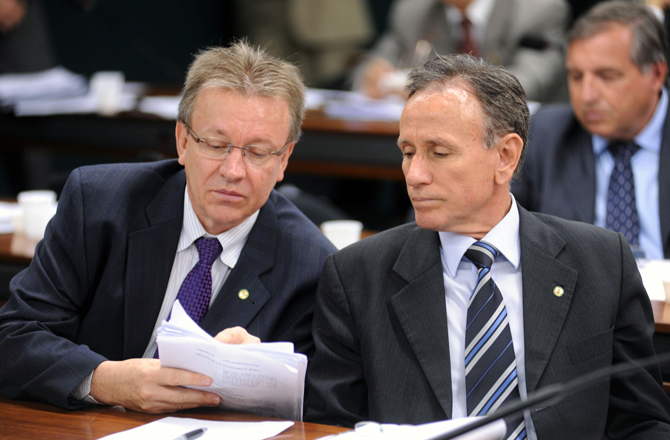 Dep. Celso Maldaner (PMDB-SC) e dep. Paulo Piau (PMDB-MG) discutem as modificações propostas pelo Senado ao projeto de Código Florestal. Foto: Leonardo Prado / SEFOT-SECOM