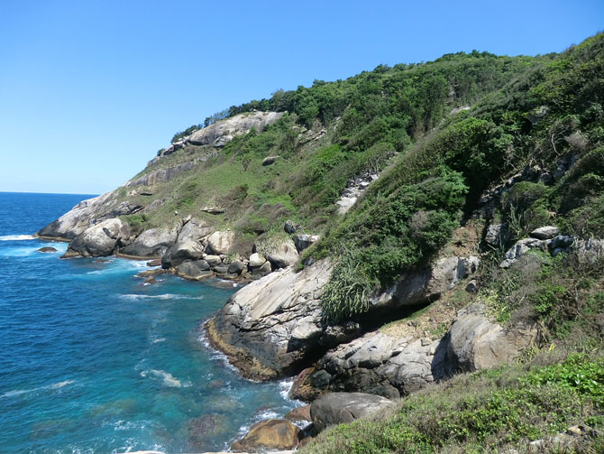 Queimada Grande não tem praias, dificultando o desembarque.