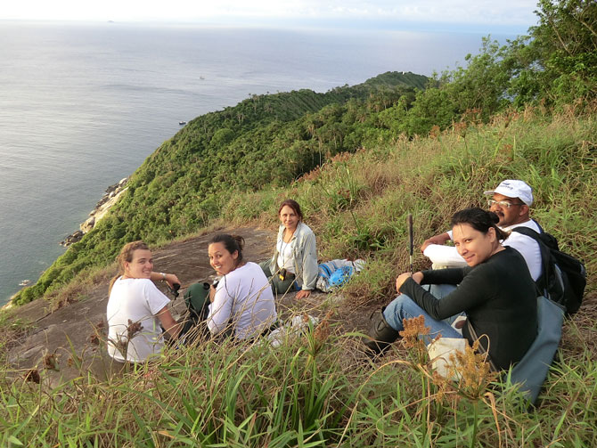 A equipe da expedição na ponta sul da Queimada Grande.