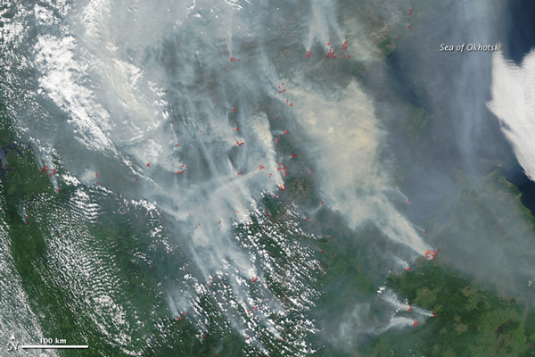 Depois de enfrentar as maiores queimadas florestais já registradas em 2010, a Rússia voltou a ser castigada por nuvens de fumaça que alcançaram cidades do leste do país. A imagem foi registrada pelo sensor MODIS, satélite Aqua, no dia 28 de julho.