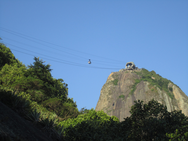 O famoso bondinho vigia os que se aventuram pela trilha