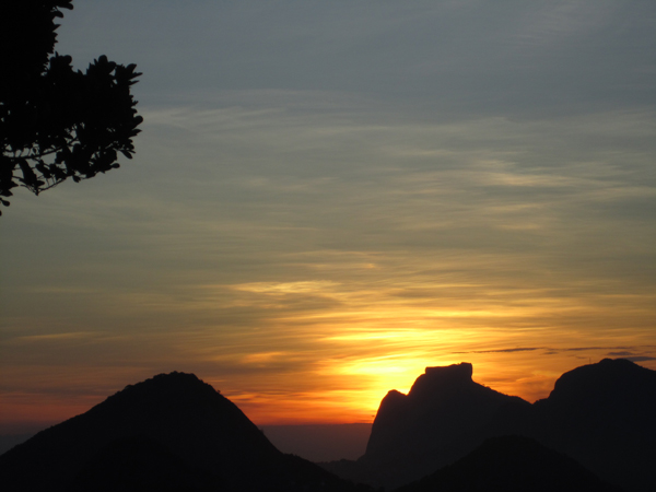 O sol se esconde atrás da Pedra da Gávea para deixar a noite vir