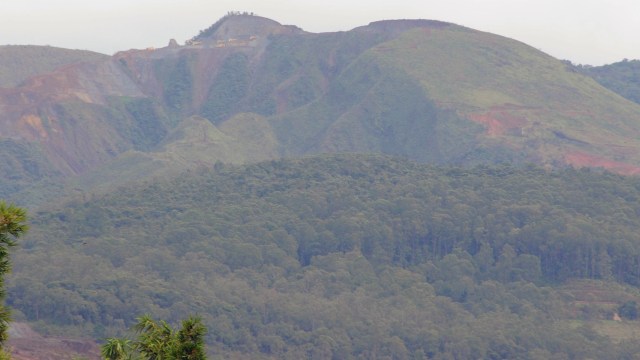 Acima, imagem do Morro do Engenho. Mineração afetará Serra da Casa de Pedra, que além da beleza cênica, abastece cerca de 70% das casas de Congonhas. Foto: ALMG