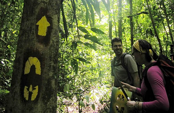 Trabalho de sinalização da trilha: siga às pegadas amarelas. Foto: Duda Menegassi.