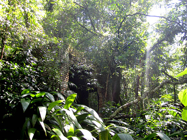 Antiga construção: a ruína da Caveira. (Fotos: Duda Menegassi)