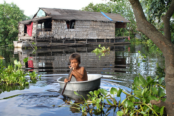 Os rios e pântanos desse hotspot são extremamente importantes para a conservação de aves, tartarugas e peixes de água doce, incluindo alguns dos maiores peixes de água doce do mundo. O Lago Tonle Sap e o Rio Mekong são hábitats para a lampreia gigante Mekong (Pangasianodon gigas) e a carpa dourada de Jullien (Probarbus jullieni). Seus ecossistemas aquáticos estão sob intensa pressão em diversas áreas, e muitas áreas alagáveis de suas planícies aluviais de água doce foram destruídas  pelo cultivo de arroz. Os rios foram represados para gerar eletricidade, resultando no alagamento de bancos de areia e outros hábitats que normalmente seriam expostos durante a estação seca, com impactos severos sobre ninhos de aves e espécies de tartarugas. A conversão de mangues em reservatórios de aquicultura de camarão, a pesca excessiva e o uso de técnicas de pesca destrutiva são também problemas graves para os ecossistemas costeiros e de água doce. Hoje subsistem apenas 5% do hábitat original. (foto: © Conservation International/ Sitha Som)