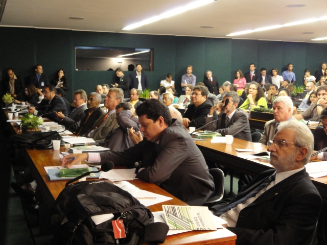 Platéia cheia: seminário organizado por Frente Ambientalista concorreu com palestra de Aldo Rebelo, que estava em sala próxima (foto: Nathalia Clark)