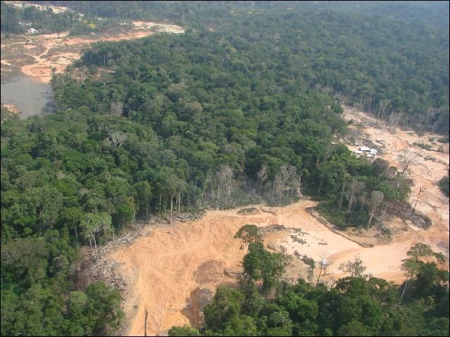 Desmatamento é a principal fonte de emissões de gases de efeito estufa no Brasil. A política  nacional do clima estabeleceu meta de reduzir em 80% as derrubadas na Amazônia até 2020. foto: INPE/Fototeca