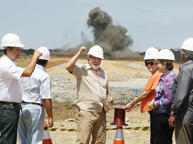 Lula e Dilma, com governador Eduardo Campos (PE) , detonam dinamites para abertura dos canais da transposição (foto: Ricardo Stuckert/ Presidência)