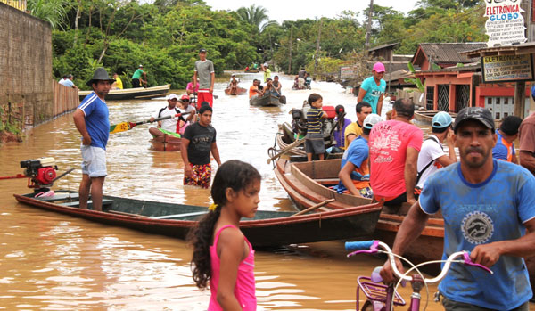 Ruas alagadas de Cobija, Bolívia. (Crédito: ABI)