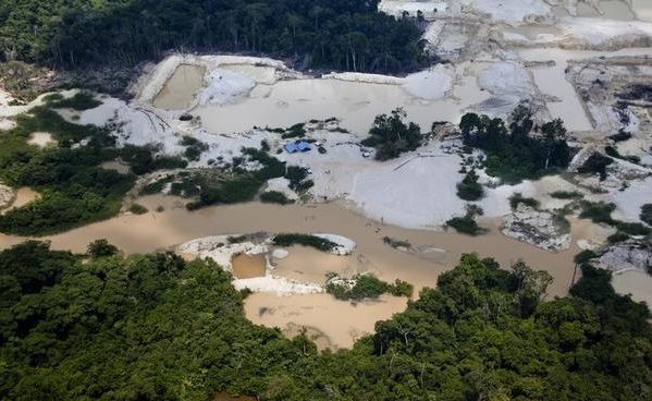 Mina ilegal na APA Tapajós. Foto foi tirada em novembro de 2011 no município de Itaituba, Pará. (Crédito: Greenpeace/Marizilda Cruppe)