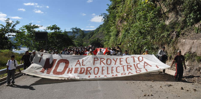 Protestos contra o projeto da Usina de Inambari, no Peru. (Foto: Aldo Santos/Amazonia Puno - Madre de Dios)