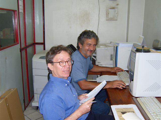 Lúcio Flávio, de óculos, na redação do Jornal Pessoal. Jornalista foi condenado pela justiça por ofender empresário. Foto: Jornal Pessoal