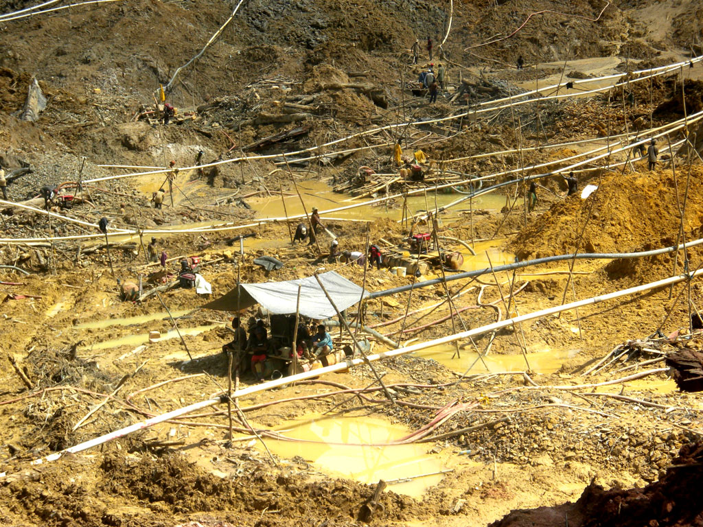 Garimpo dentro da floresta. Fotos: Ministério dos Recursos Naturais da Guiana