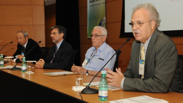 Da esq. para a dir., Carlos Alexandre Wuensche, chefe de gabinete do INPE; Carlos Henrique de Brito Cruz, diretor científico da FAPESP; Reynaldo Victoria, coordenador do Programa FAPESP de Pesquisa em Mudanças Climáticas Globais, e Carlos Nobre, secretário de Políticas e Programas de Pesquisa e Desenvolvimento do Ministério da Ciência, Tecnologia e Inovação (MCTI).  (Crédito da foto: Eduardo Cesar/Fapesp)