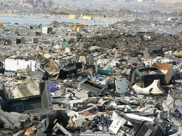 Descarte incorreto de eletroeletrônicos é perigoso para o meio ambiente e para a saúde. Foto: Coletivo verde