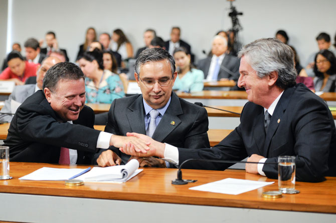 Fernando Collor cumprimenta o atual presidente, Blairo Maggi e é observado pelo senador Eduardo Amorim (PSC-SE), que tomou posse hoje como vice-presidente. Foto: José Cruz/Agência Senado.