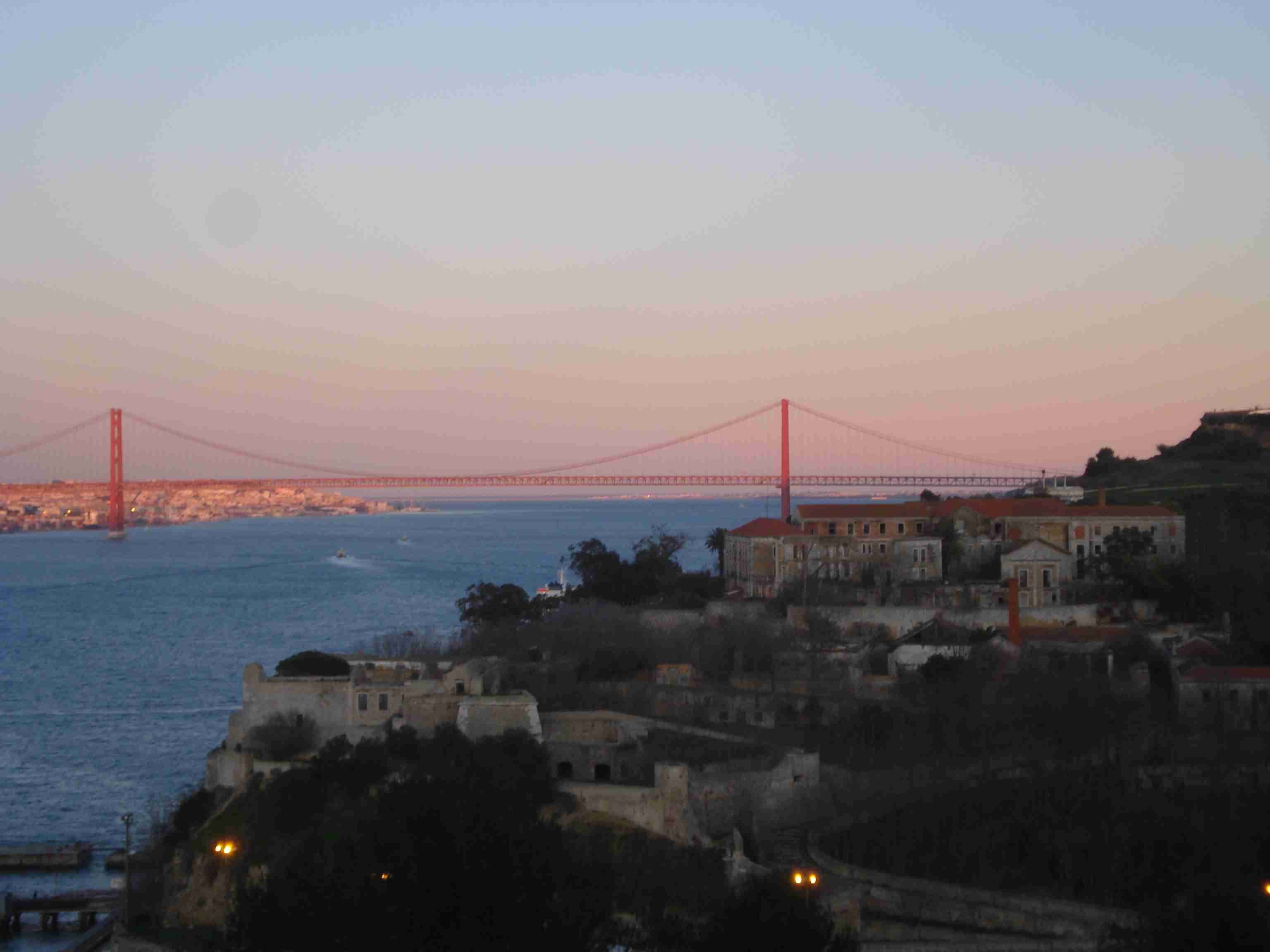 Ponte 25 de abril, próxima ao fim da trilha