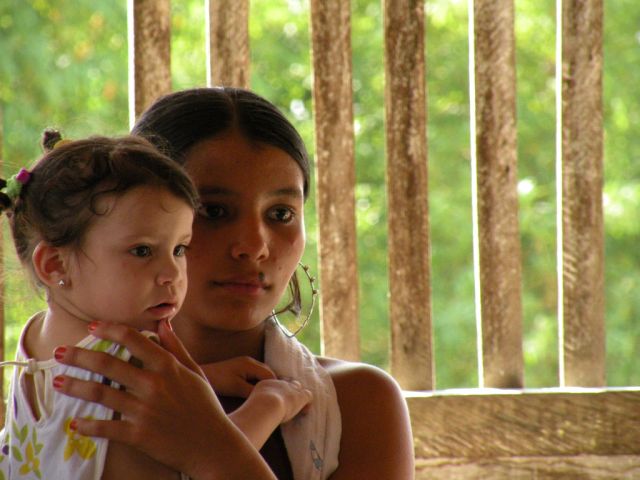 Mãe e filha acompanham reunião sobre hidrelétrica de Belo Monte em Altamira (foto: Karina Miotto)