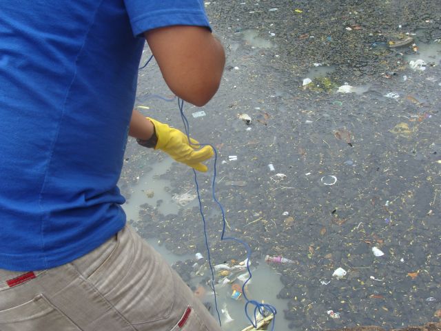 Membro de campanha Mata Atlântica é aqui faz coleta no rio Salgadinho em Maceió. Veja infográfico abaixo (foto: divulgação)