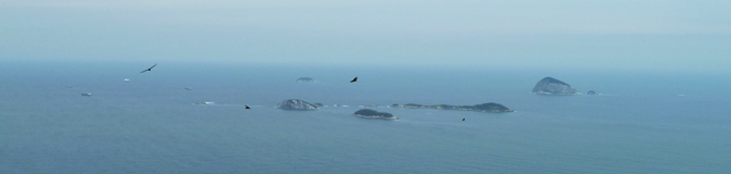 Grandiosa vista do arquipélago das Cagarras a partir do topo do Irmão Maior. Foto: Pedro Menezes. | Clique para ampliar