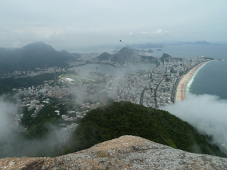 Pequenas nuvens sobem pela encosta. Foto: Pedro Menezes