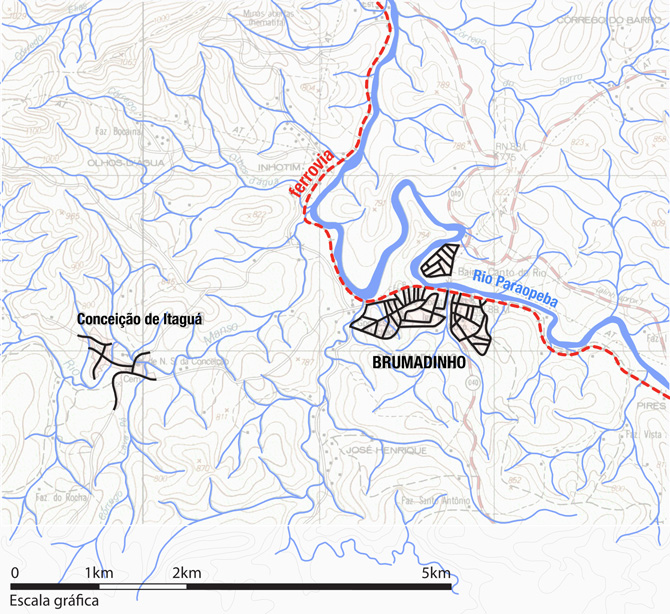 Núcleo urbano de Conceição do Itaguá, anterior a ferrovia, e Brumadinho, posterior à ferrovia. Através da leitura dos rios e pelas curvas de nível que mostram o relevo, nota-se que Conceição está num local mais seguro que Brumadinho.