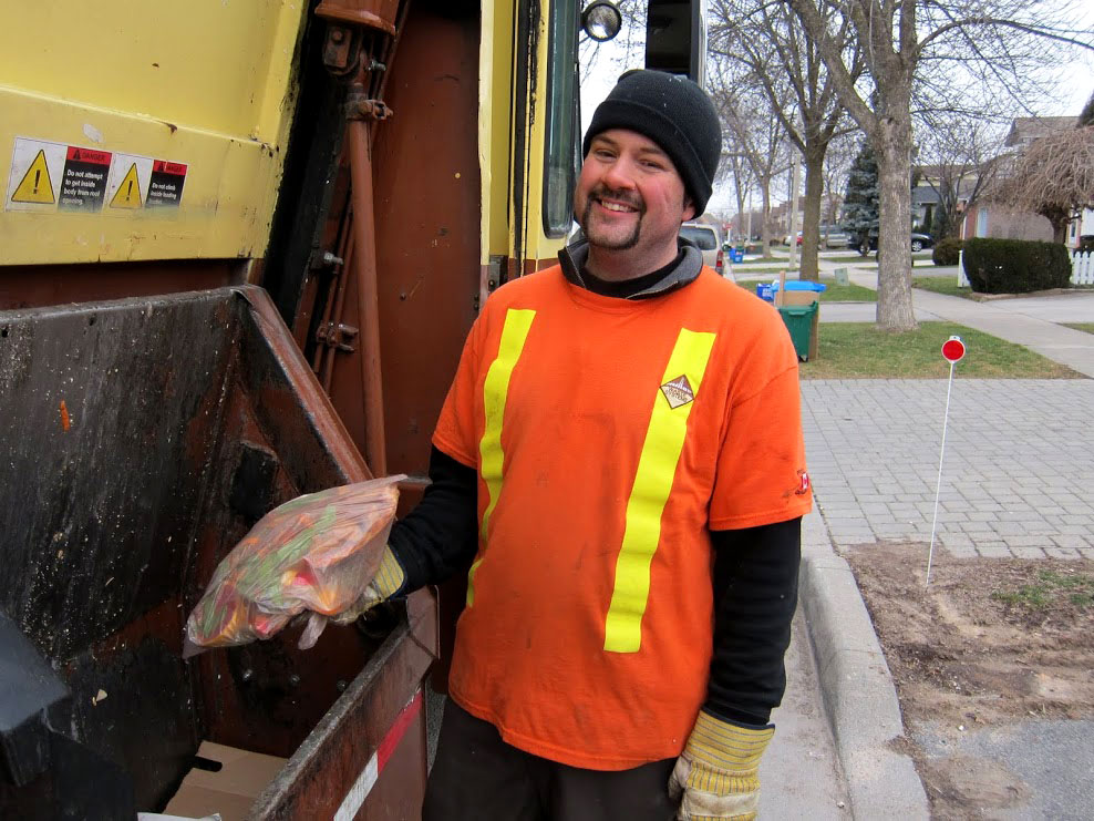 O gari canadense tem alta produtividade: dirige o caminhão e recolhe o lixo. Fotos: Eduardo Pegurier