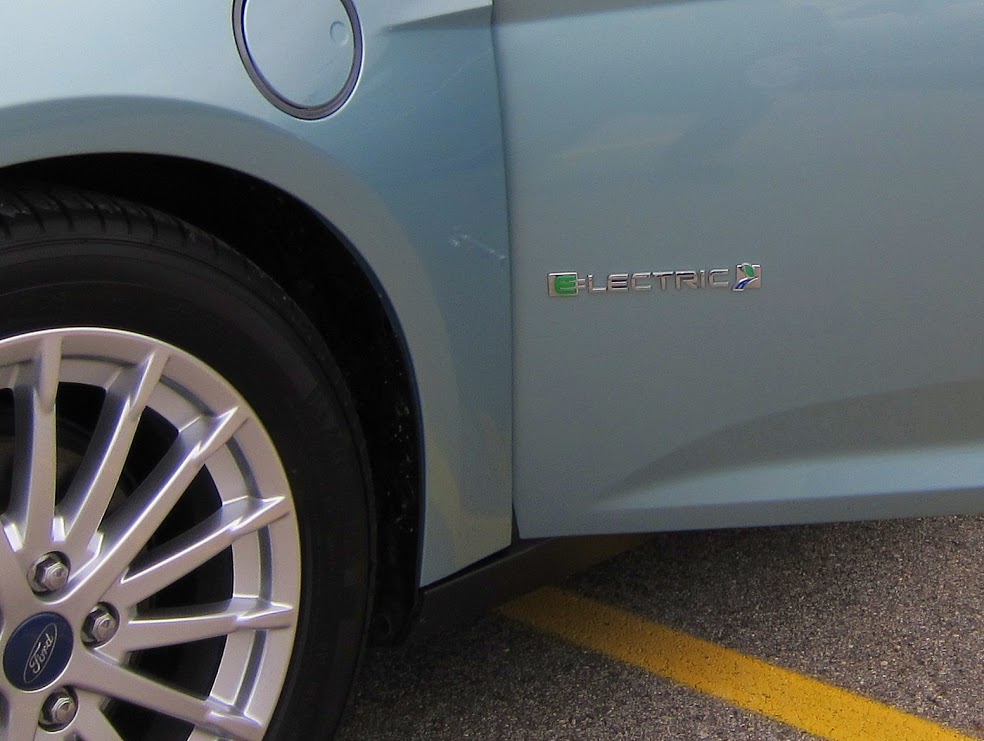 O discreto "Electric" na porta é a única diferença externa em relação ao modelo Focus Hatch comum.