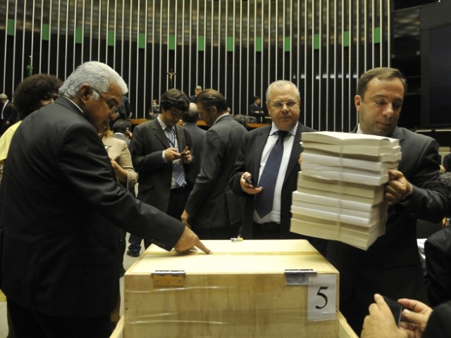 A cédula, em formato de livro, com os 3.060 vetos, tem exatas 463 páginas e seria analisada em dezembro pelo Congresso Nacional. Votação foi adiada para fevereiro. Foto: Antonio Cruz/ABr.