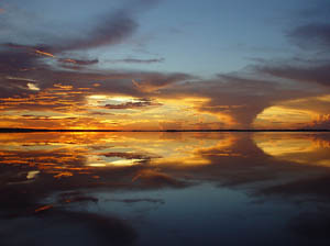 No Parque Nacional do Jaú, os reflexos inigualáveis do pôr-do-sol. (Foto: Leandro Giatti)