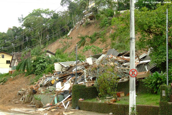 Em 2008 esta casa no inicio da rua Hermann Huscher, em Blumenau, veio abaixo após o barranco atrás da casa ceder. Choveu em um dia o que era pra chover em um mês. (Foto: Cristian Janke)