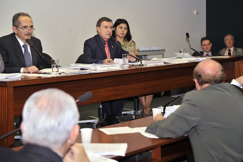 O deputado Aldo Rebelo durante apresentação de seu relatório (foto Agência Brasil)