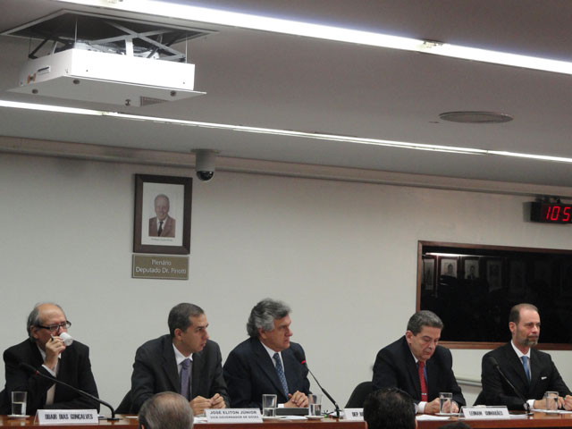 Mesa: Odair Gonçalves Dias (CNEN); José Eliton Junior, Vice-governador de Goiás; deputado Ronaldo Caiado; Leonam dos Santos, da Eletronuclear; e Marcos Martins, diretor de Pesquisa e Desenvolvimento da CNEN. Crédito: Nathália Clark